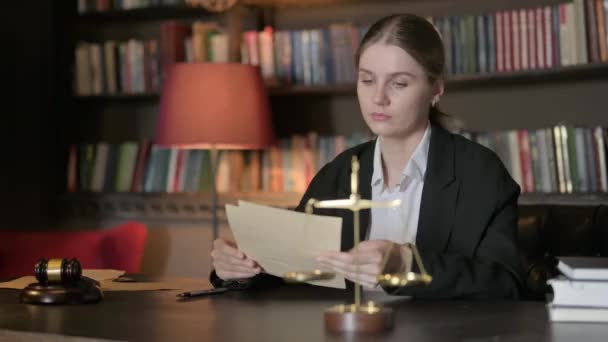 Upprörd Kvinnlig Advokat Läsa Juridiska Dokument Office — Stockvideo
