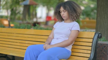 Bankta oturan Uyuyan Genç Afrikalı Kadın