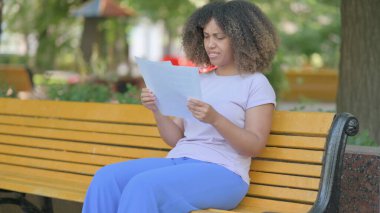 Açık Hava Sözleşmesi Okurken Genç Afrikalı Kadın Üzülüyor