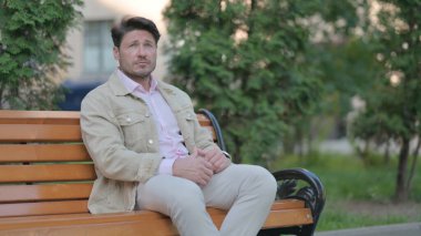 Beyin Fırtınası Orta Çağ Adamı Yeni Fikirle Dışarıda Oturuyor