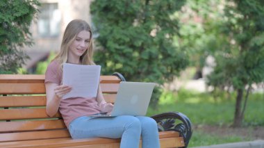 Genç Kadın Kontratı Kutluyor ve Laptop üzerinde çalışıyor