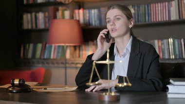 Kadın Avukat Ofiste Telefonla Konuşuyor