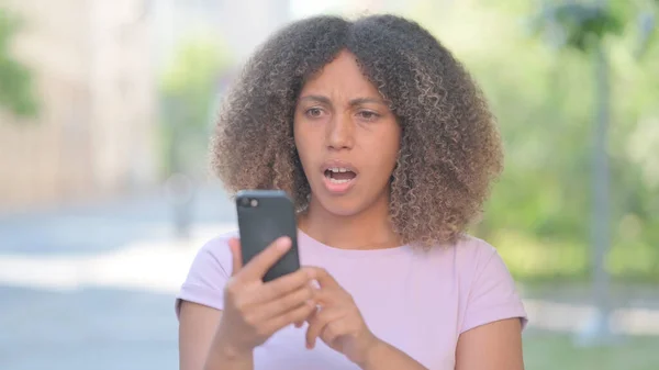 Εξωτερική Πορτρέτο Της Αναστατωμένης Αφροαμερικανή Γυναίκα Πάρει Σοκαριστεί Στο Smartphone — Φωτογραφία Αρχείου