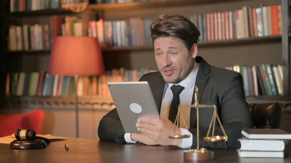 Ofiste Tablet 'te Video Sohbeti Yapan Erkek Avukat