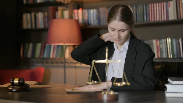 事務所で首の痛みを持つ疲れ女性弁護士 — ストック写真