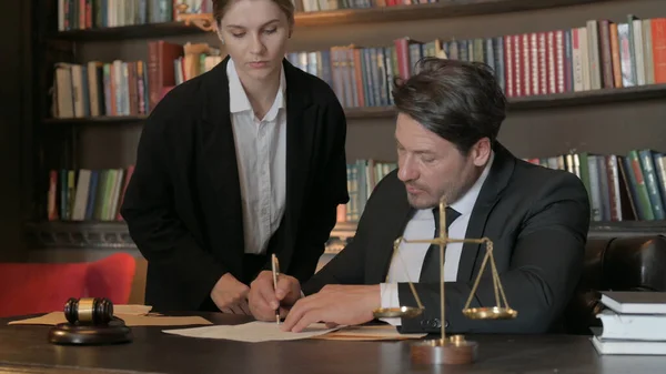 弁護士のチームオフィスで法的文書に署名する — ストック写真