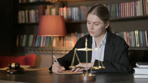 Ofiste Düşünceli Kadın Avukat Belgeleri Yazıyor — Stok fotoğraf
