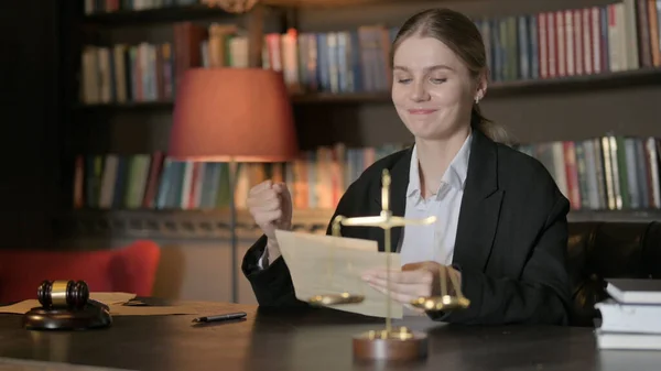 オフィスで法的文書を読む幸せな女性弁護士 — ストック写真