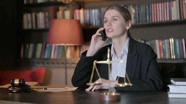 ハッピー女性弁護士が電話で話し 良いニュースを楽しむ — ストック写真