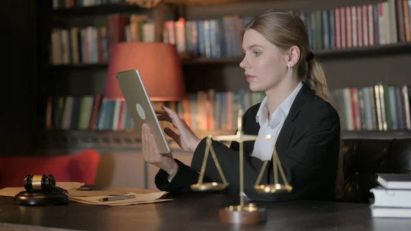 オフィスでタブレットを使用する女性弁護士 — ストック写真