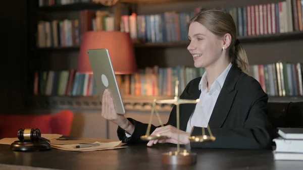 オフィスのタブレットでビデオチャットを行う女性弁護士 — ストック写真