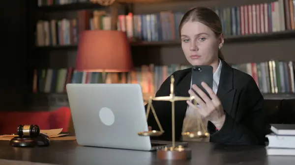 Laptop Smartphone Çalışan Kadın Avukat — Stok fotoğraf