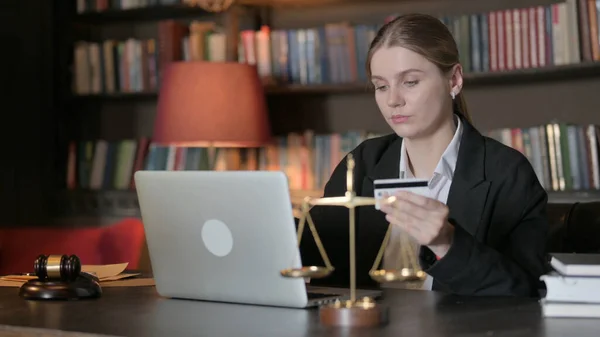 ノートパソコンでオンラインショッピングをする女性弁護士 — ストック写真