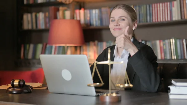 Dizüstü Bilgisayarda Çalışan Kadın Avukat Dan Baş Parmakla — Stok fotoğraf