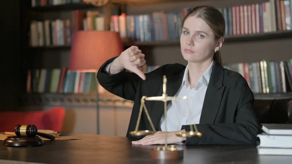 女性弁護士がオフィスで親指を下げる — ストック写真