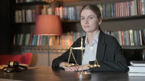 オフィスに座っている真剣な女性弁護士 — ストック写真