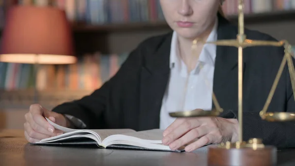 Close Van Vrouwelijke Advocaat Reading Law Book — Stockfoto
