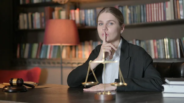 オフィスでリップに指を付ける女性弁護士 秘密を守る — ストック写真