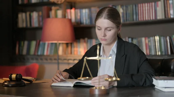 Kadın Avukat Ofiste Hukuk Kitabı Okuyor — Stok fotoğraf