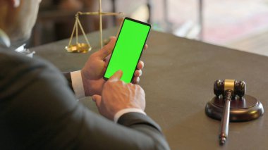 Yeşil Ekran Dış Hatlar ile Telefon kullanan Afrikalı Kadın 'ı kapat