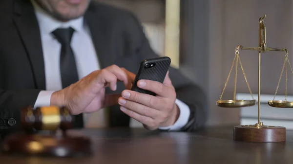 Männlicher Anwalt Mit Smartphone Büro — Stockfoto