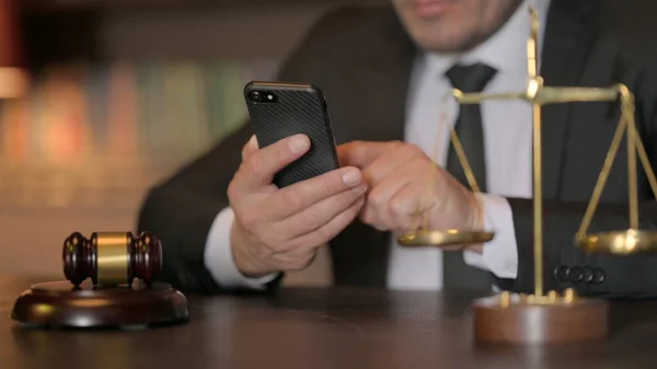 オフィスでスマートフォンを使う男性弁護士 — ストック写真