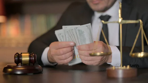 Glücklicher Männlicher Anwalt Der Amt Geld Zählt — Stockfoto