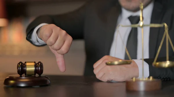 Männlicher Anwalt Drückt Daumen Während Laptop Arbeitet — Stockfoto