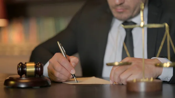 Pensive Άντρας Δικηγόρος Γράφοντας Έγγραφα Στο Γραφείο — Φωτογραφία Αρχείου
