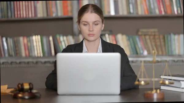 Vrouwelijke Advocaat Die Laptop Werkt — Stockfoto