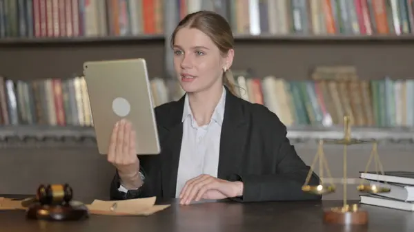 Männlicher Anwalt Führt Video Chat Auf Tablet Büro — Stockfoto