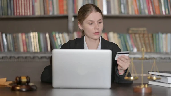 Жінка Юрист Робить Онлайн Покупки Ноутбуці — стокове фото