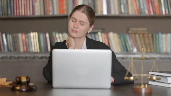 ノートパソコンで働くネック痛の女性弁護士 — ストック写真