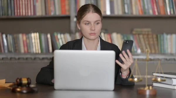Advogada Feminina Trabalhando Laptop Smartphone — Fotografia de Stock