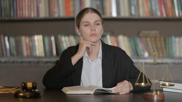 Pensive Female Lawyer Reading Law Book Préparation Cour — Photo