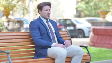 Yorgun İşadamı Başağrısı ile Dışarıda oturuyor