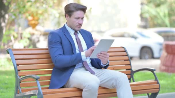 Empresario Usando Tablet Mientras Está Sentado Aire Libre Banco — Vídeos de Stock