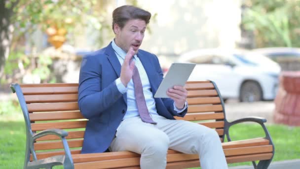 Geschäftsmann Macht Video Chat Auf Tablet Während Draußen Auf Einer — Stockvideo
