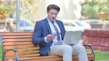 Çevrimiçi Bankacılıktan keyif alan mutlu iş adamı.