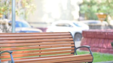 İşadamı geliyor, bankta oturuyor ve dizüstü bilgisayarda açılıyor.