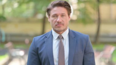 Ciddi Güvenilir İş Adamı Ofisin dışında Duruyor