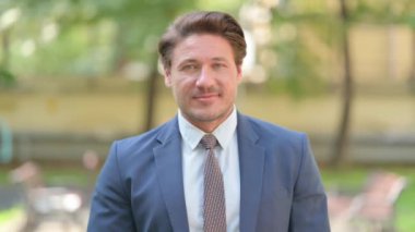 Ofisin dışında Ayakta Duran İşadamı Başparmağını kaldırdı