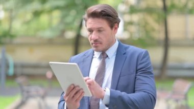 İşadamı Ofisin dışında beklerken Tablet 'te Kutlama