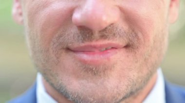 Gülümseyen Orta Çağ Erkek Ağzı 'na yaklaş.