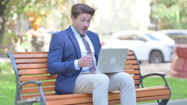 Pewny Siebie Biznesmen Świętuje Sukces Laptopie Outdoor — Wideo stockowe