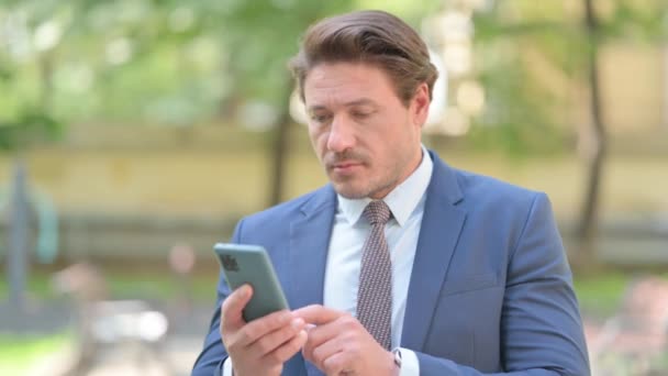 Uomo Affari Utilizzando Smartphone Mentre Piedi Fuori Ufficio — Video Stock