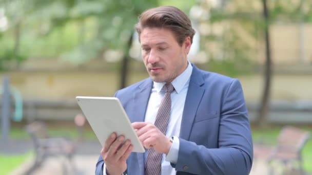 Uomo Affari Che Utilizza Tablet Mentre Piedi Fuori Ufficio — Video Stock