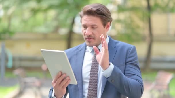 Pengusaha Melakukan Percakapan Bisnis Tablet Ketika Berdiri Luar Kantor — Stok Video
