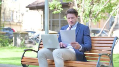 Orta Çağ İşadamı Dokümanlar ve Laptop üzerinde çalışıyor