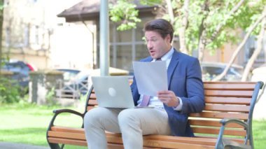 Orta Çağ İşadamı Kontrat Okurken ve Bilgisayarı Açık havada Kullanırken ÜzgünName